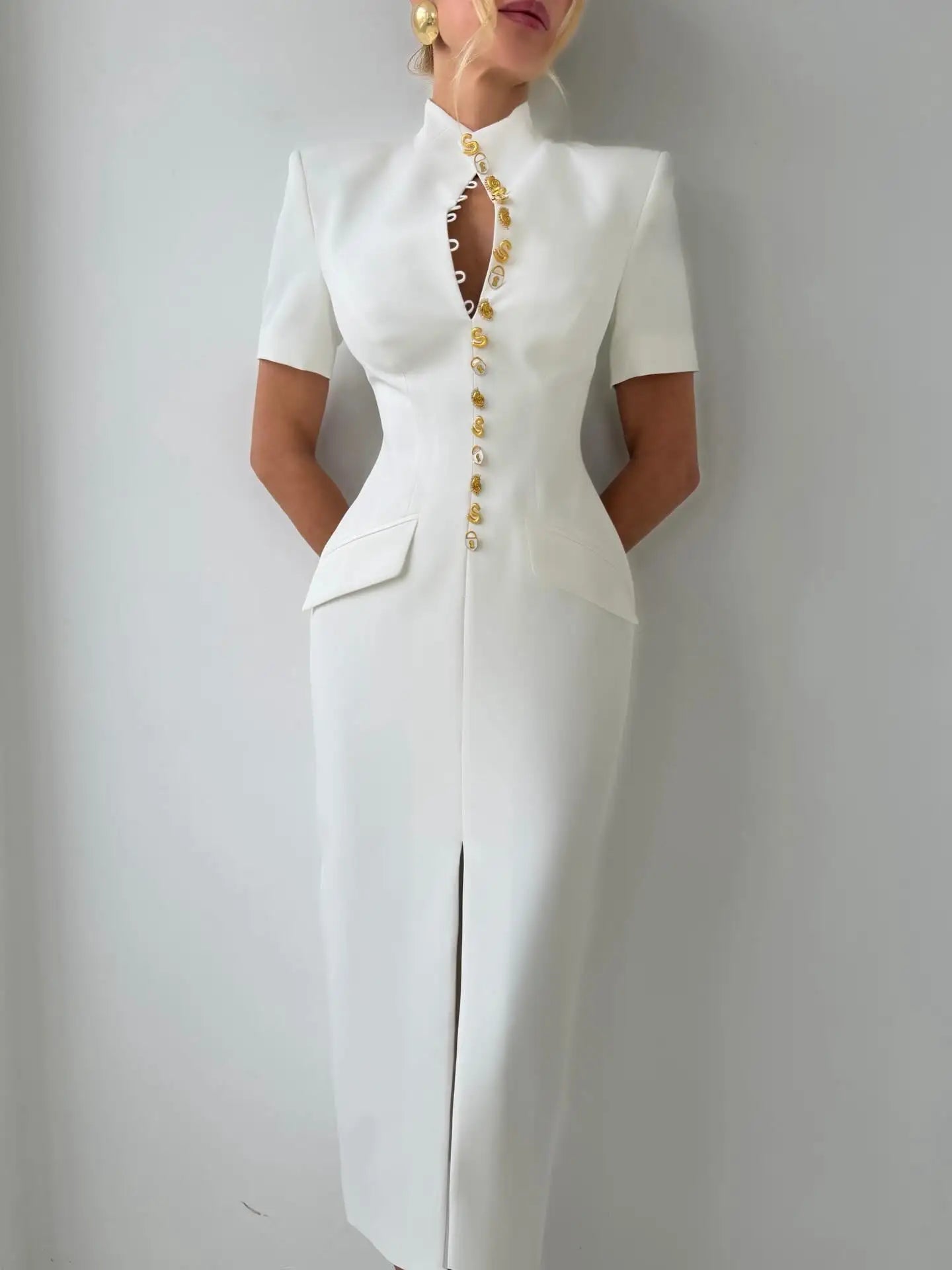 Vestido Midi Ajustado de Cuello Alto