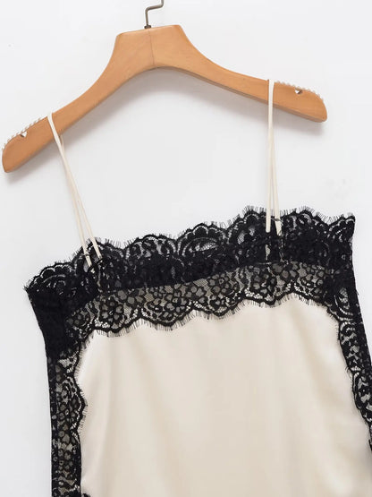 Tops de encaje ajustados a la moda