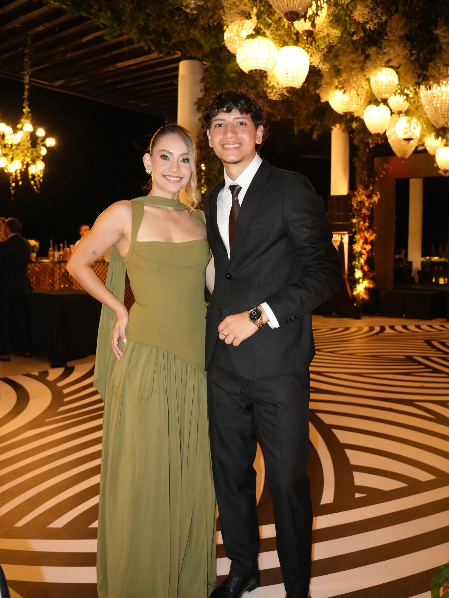 Vestido largo, sin mangas, con tirantes ajustables