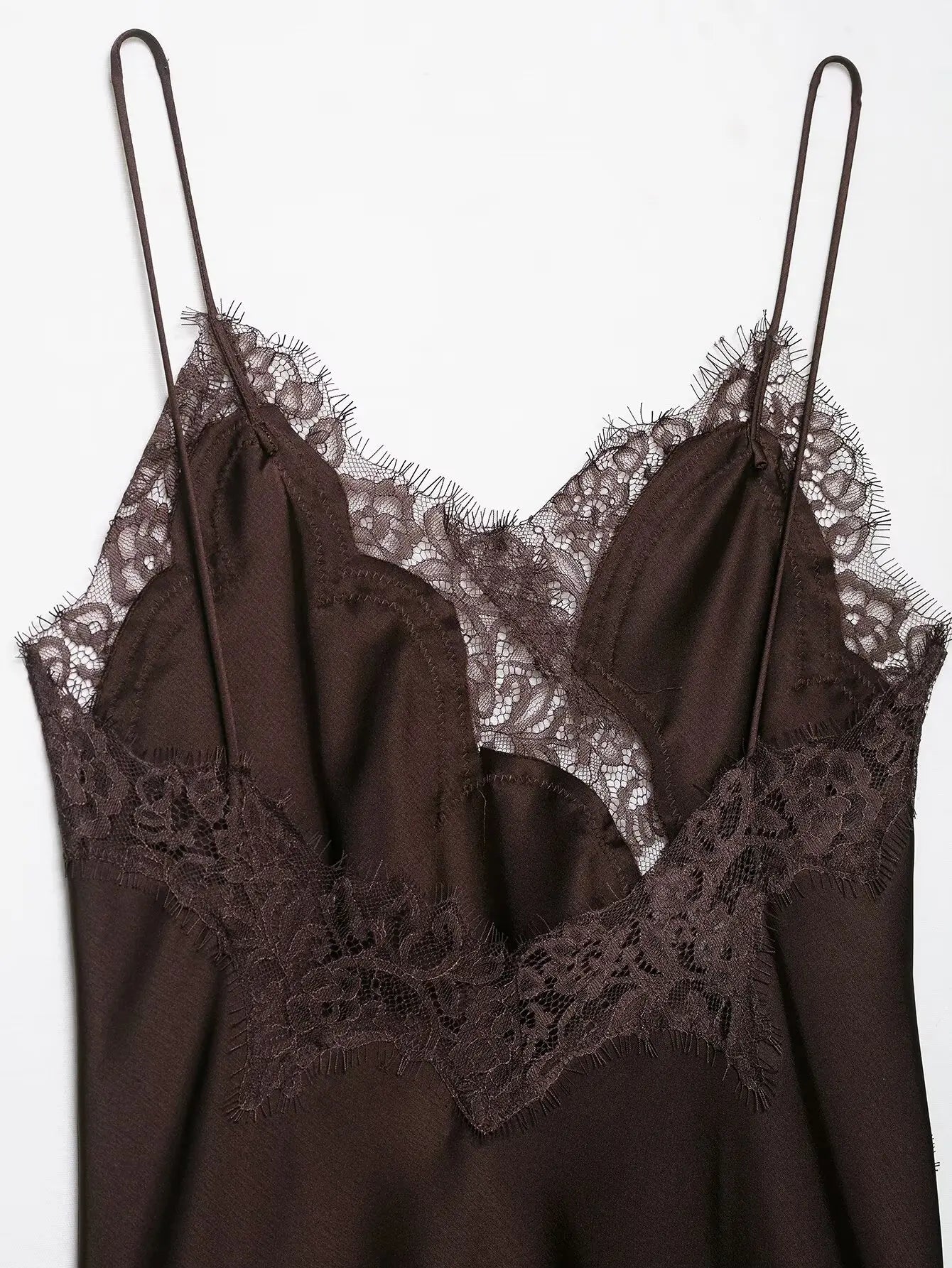 vestido transparente de encaje empalmado de satén
