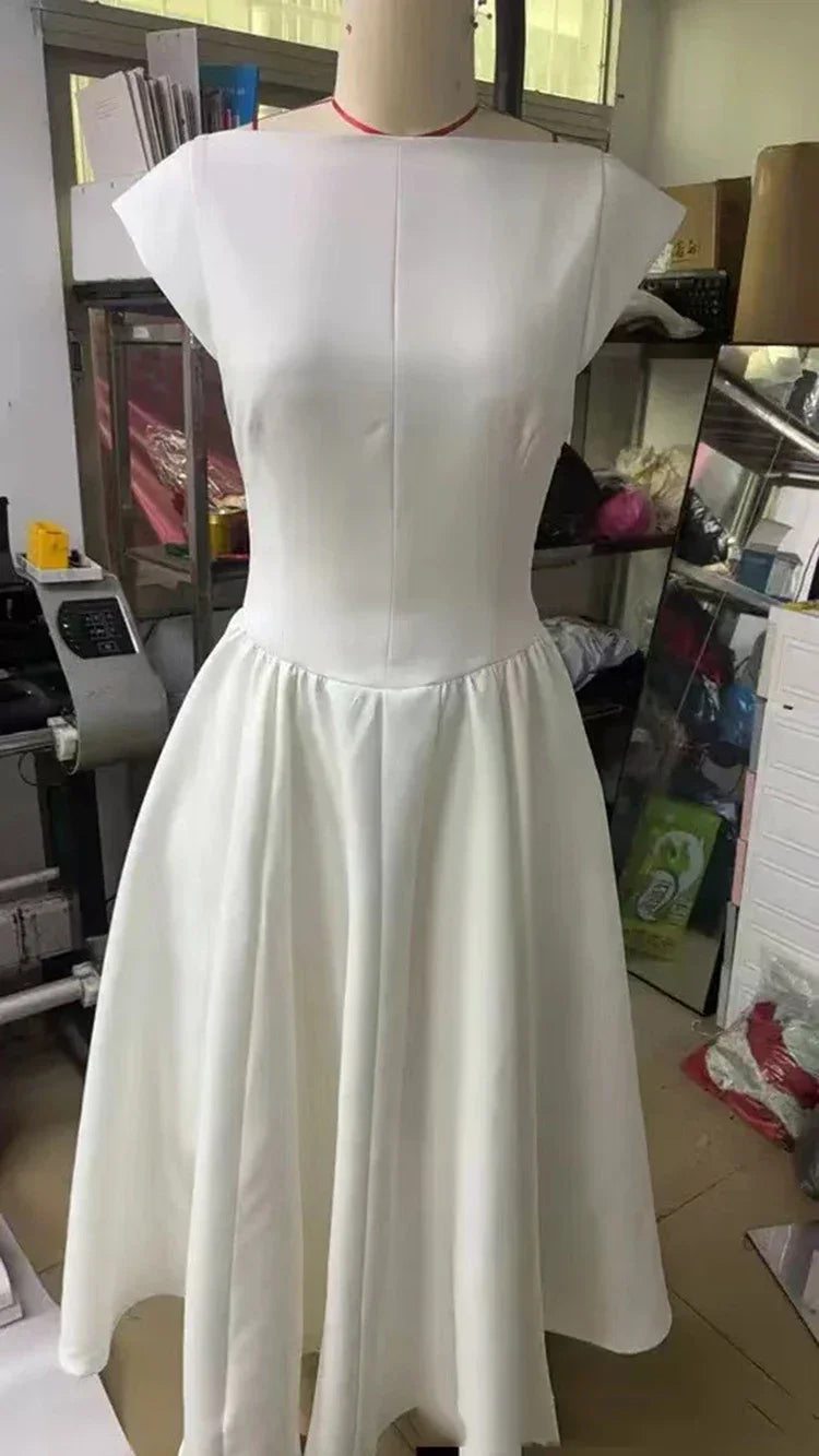 Vestido Elegante con Manga Capa y Espalda Descubierta