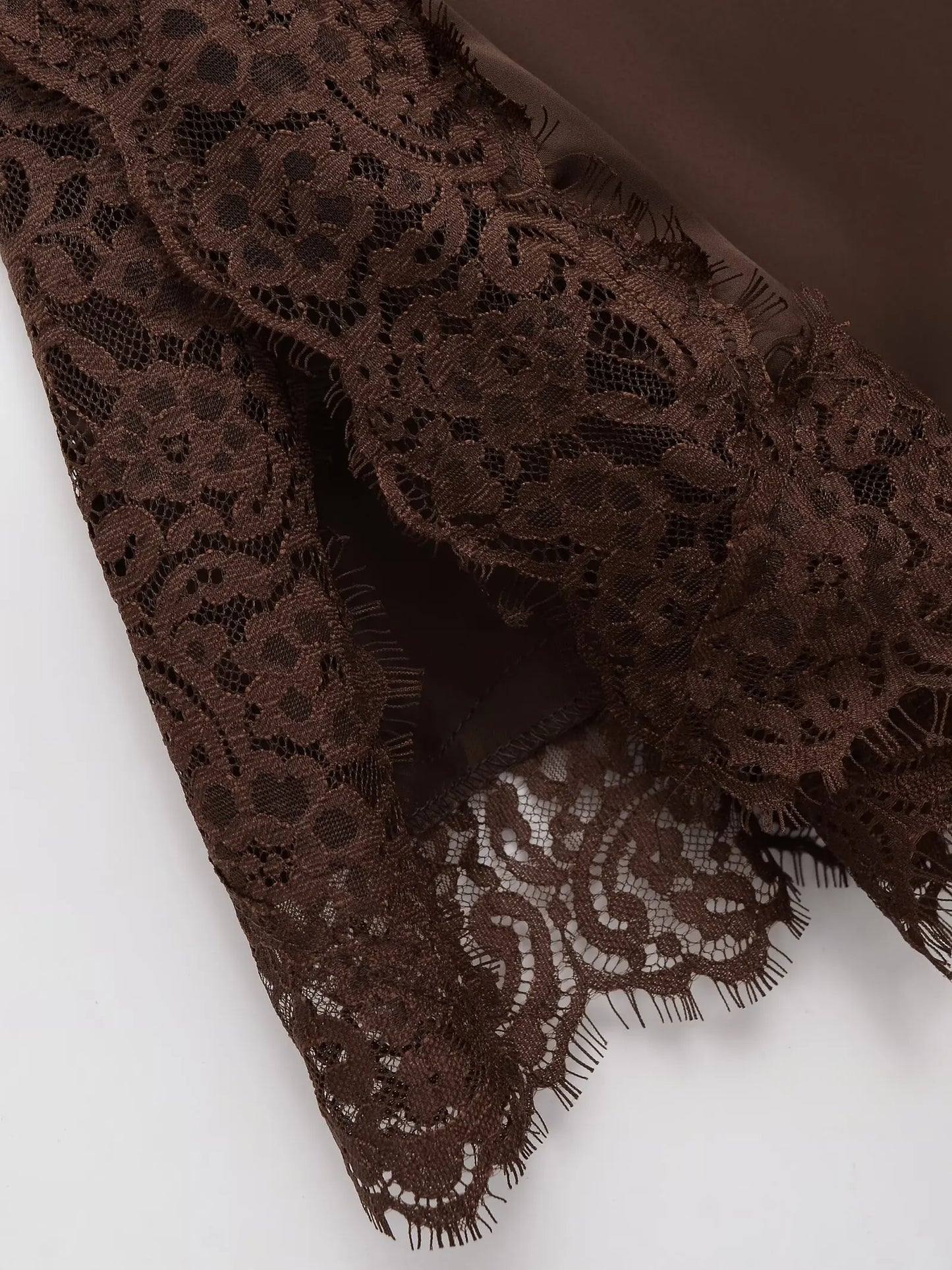 Tops sexis de satén con textura de encaje