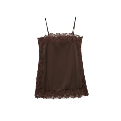 Tops de encaje ajustados a la moda