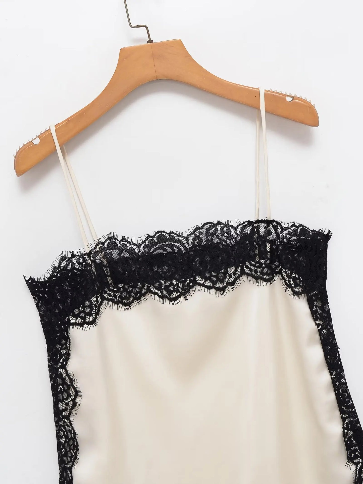 Tops de encaje ajustados a la moda