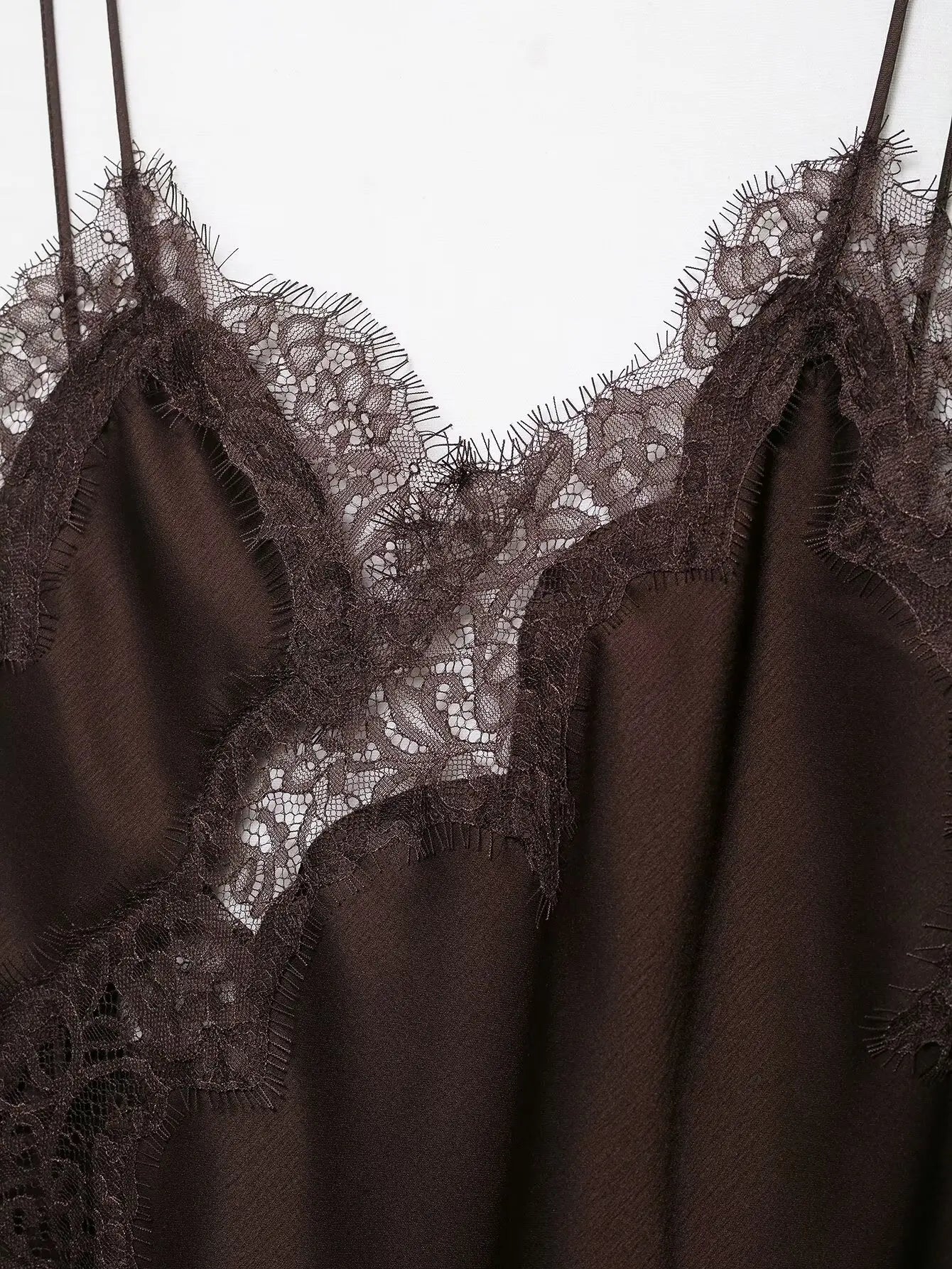 vestido transparente de encaje empalmado de satén