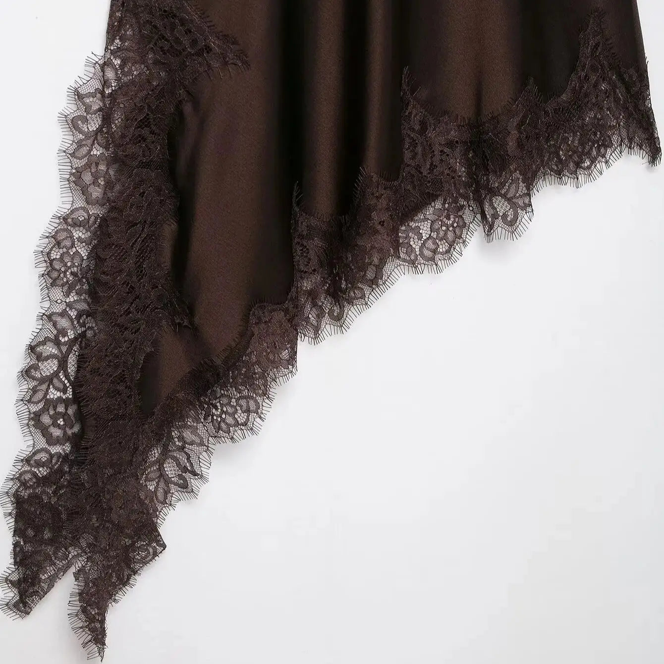 vestido transparente de encaje empalmado de satén