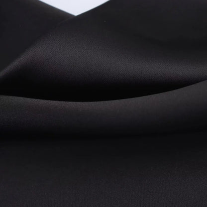vestido con textura satinada