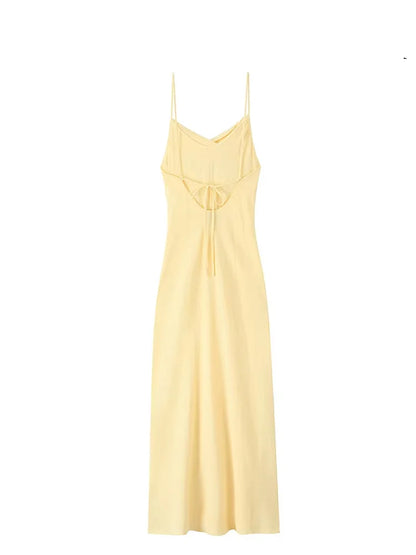 vestido sin espalda asimétrica ajustado con tirantes
