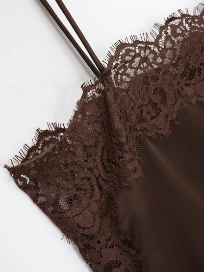 Tops de encaje ajustados a la moda