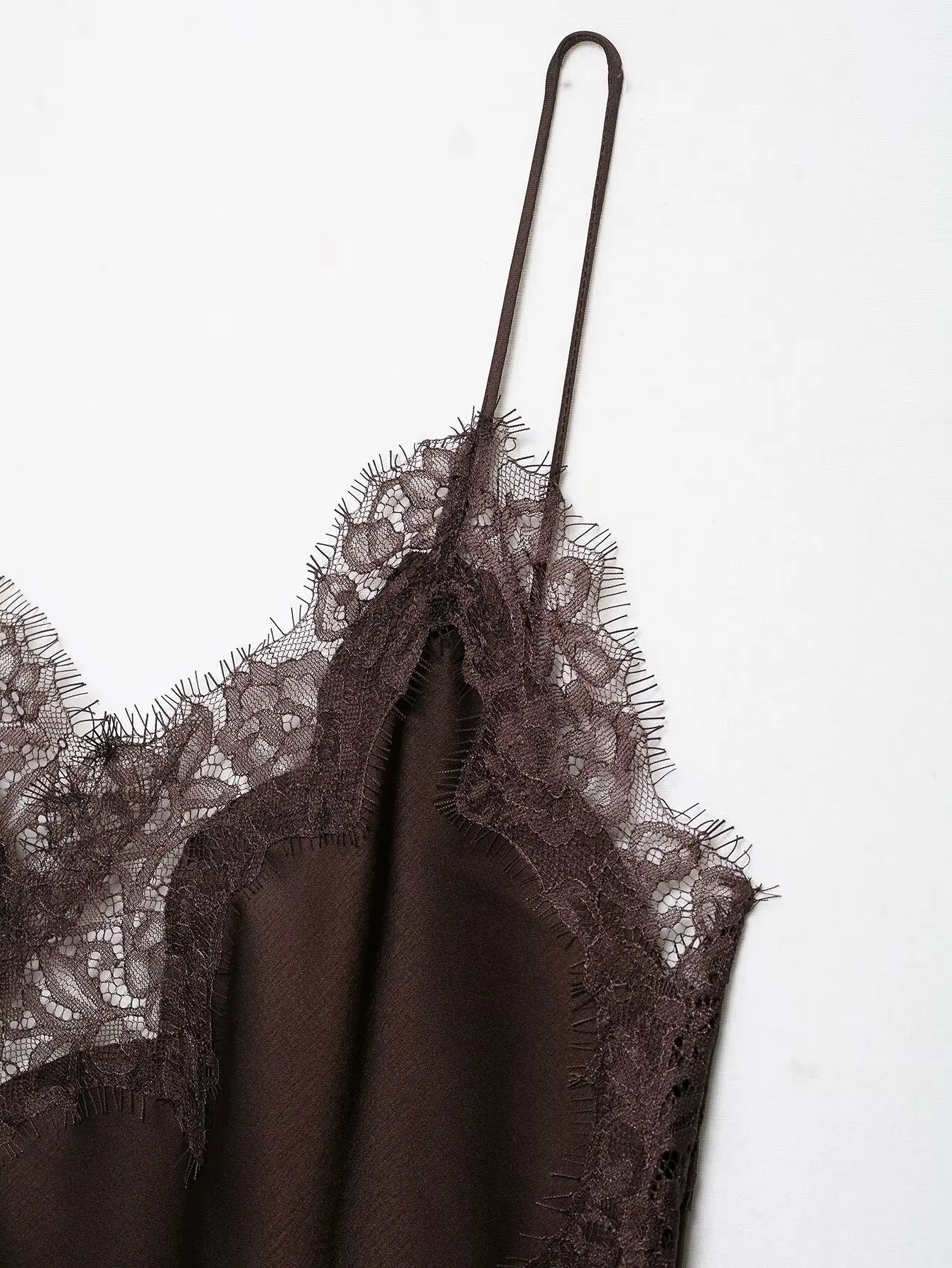 vestido transparente de encaje empalmado de satén
