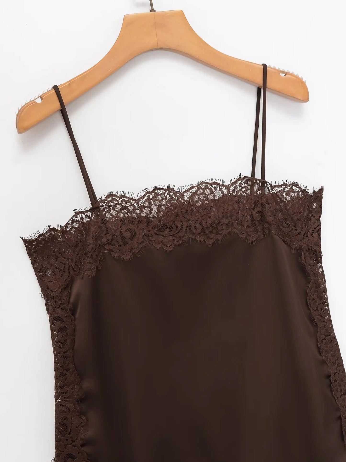 Tops de encaje ajustados a la moda