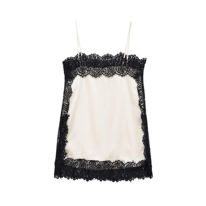 Tops de encaje ajustados a la moda