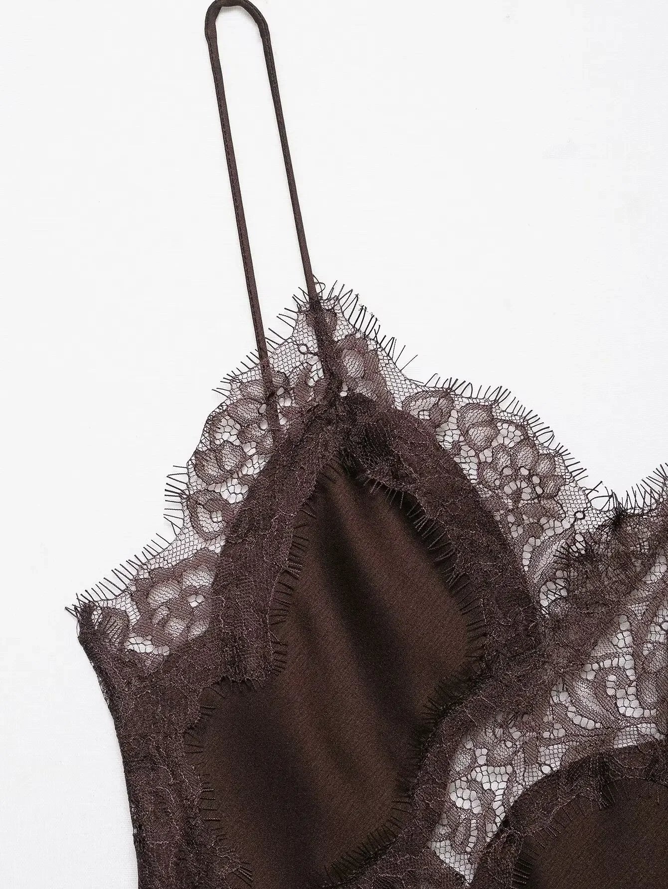 vestido transparente de encaje empalmado de satén