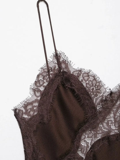 vestido transparente de encaje empalmado de satén