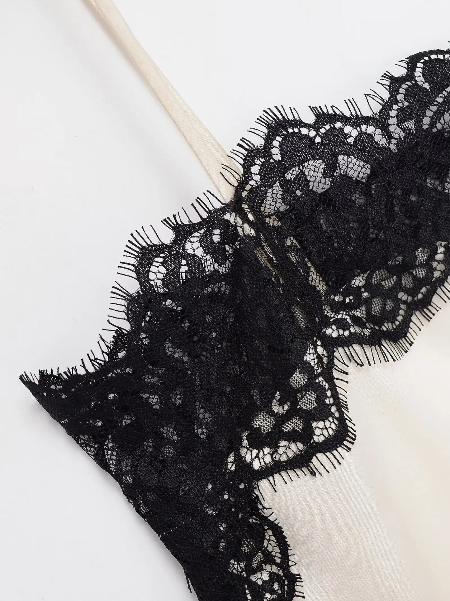 Tops de encaje ajustados a la moda