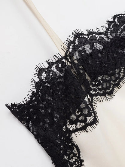 Tops de encaje ajustados a la moda