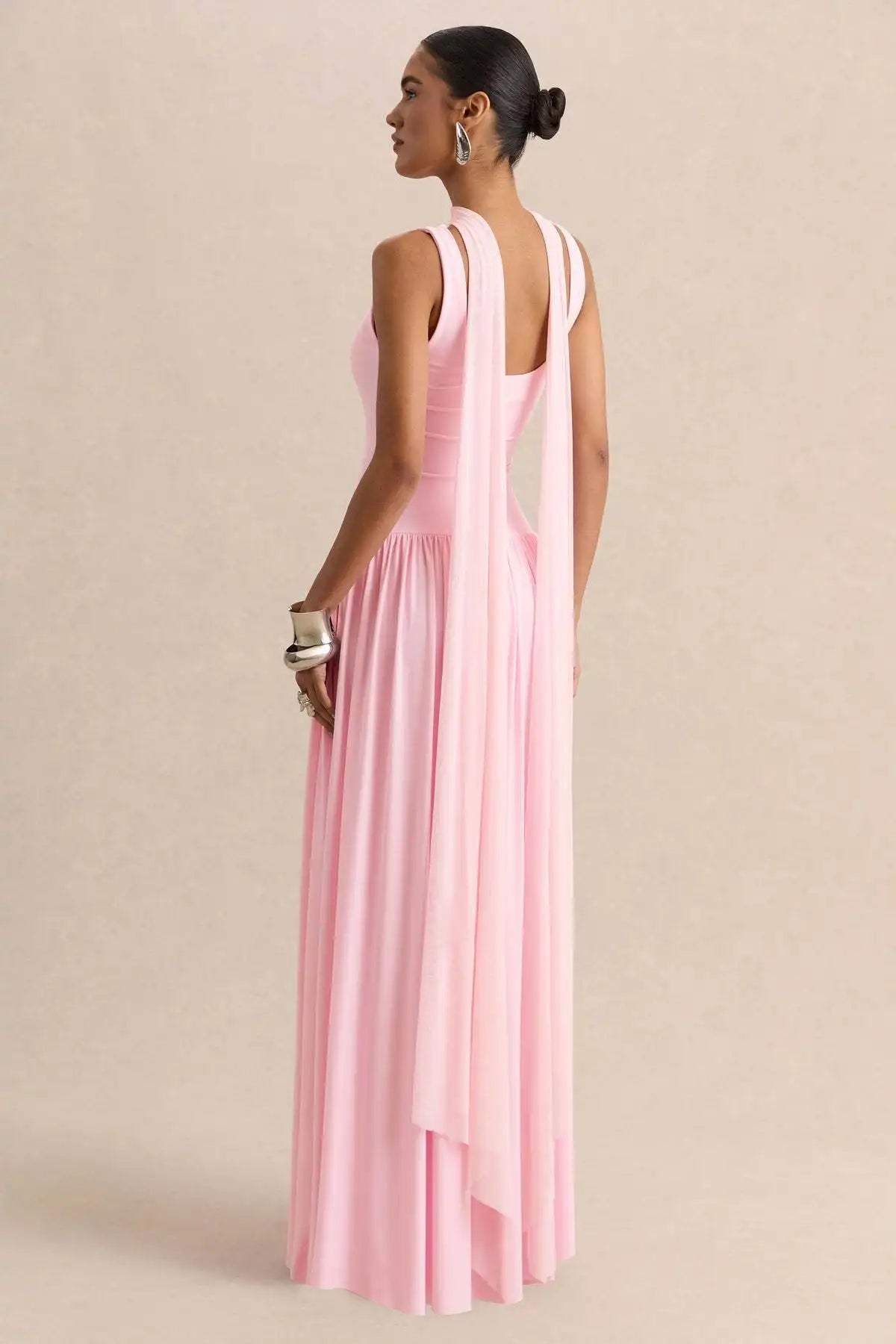 vestido largo sin mangas con cuello en U