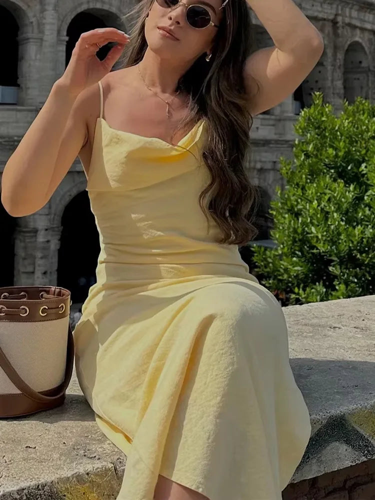 vestido sin espalda asimétrica ajustado con tirantes