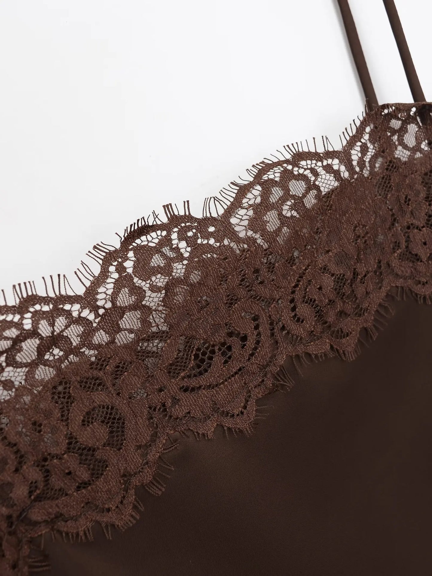 Tops sexis de satén con textura de encaje